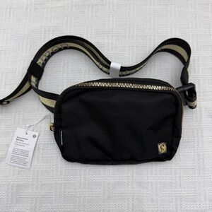 💼Lululemon Everywhere Crossbody Belt Bag Wordmark Black/Gold